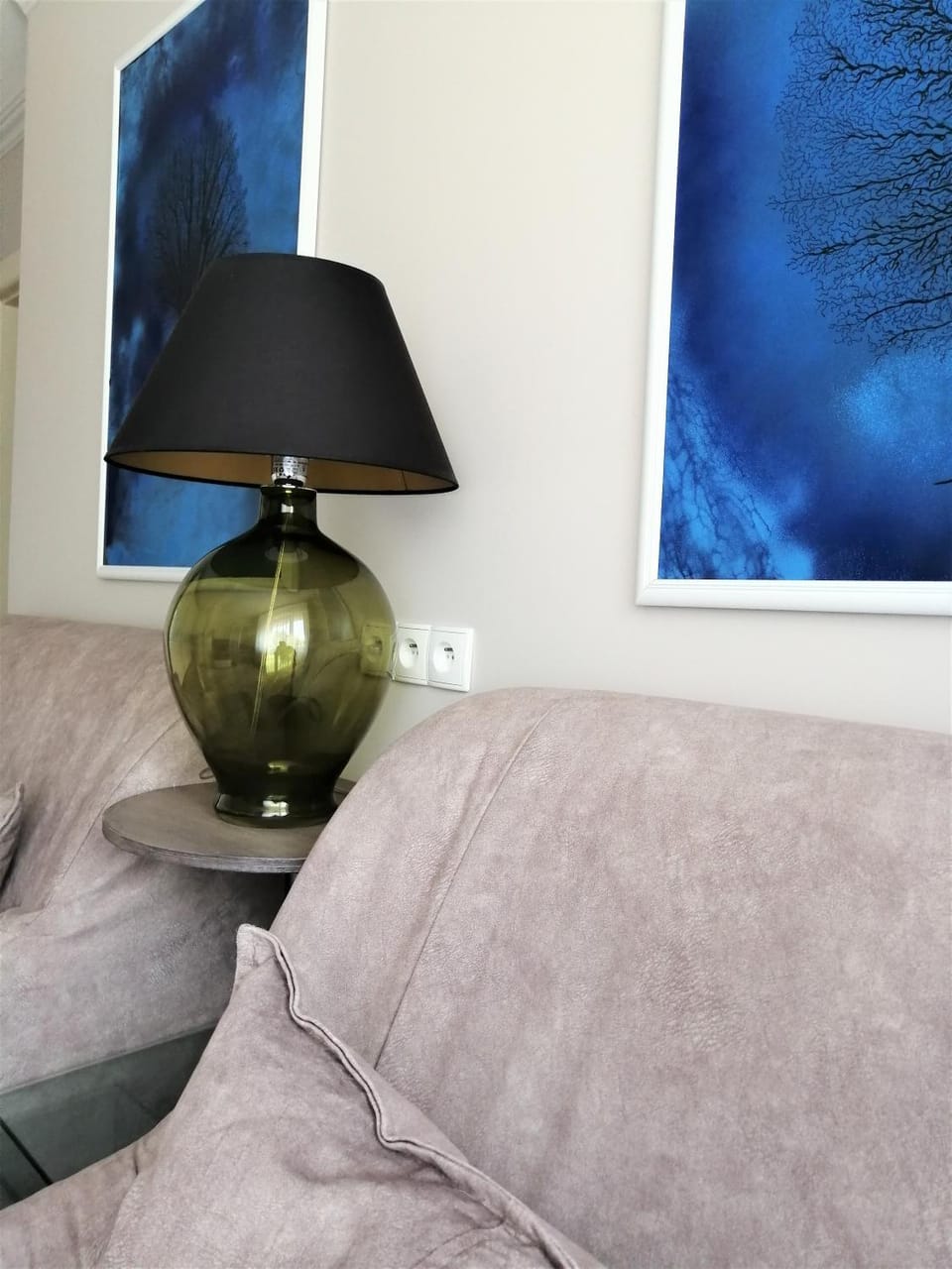 Bed, Living room, Decorative detail