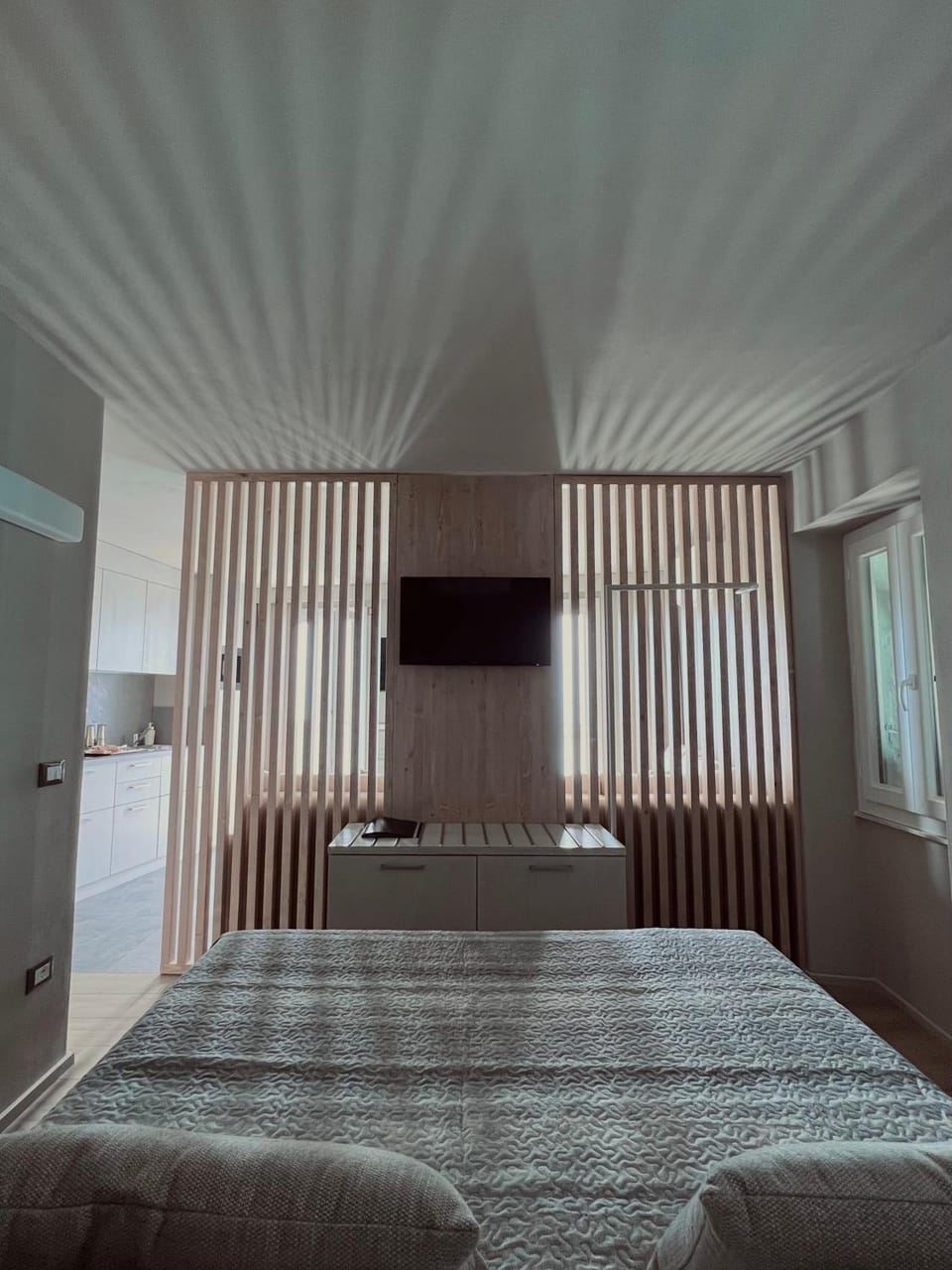 Bed, TV and multimedia, Photo of the whole room