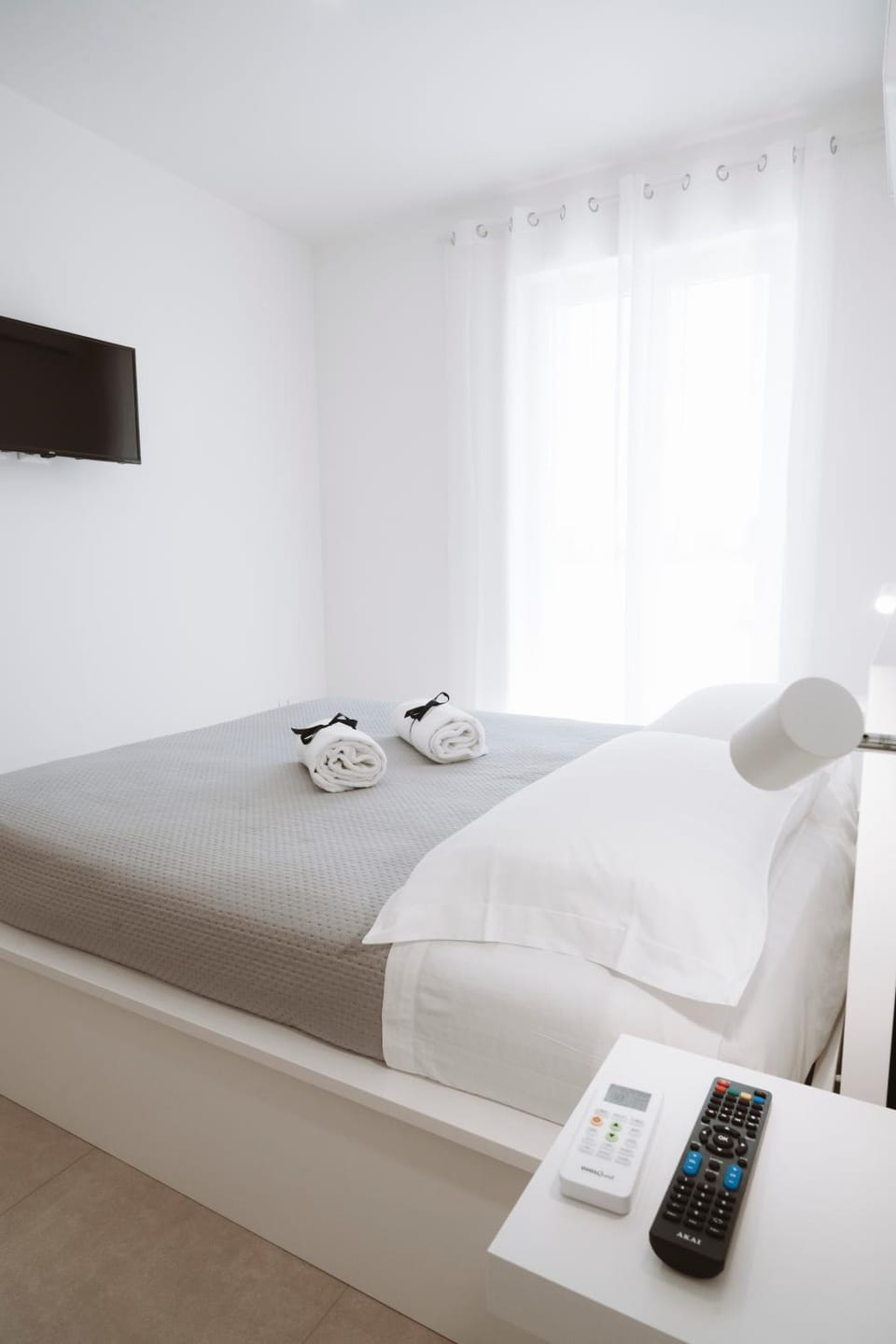 Bed, TV and multimedia, Photo of the whole room, Bedroom, towels