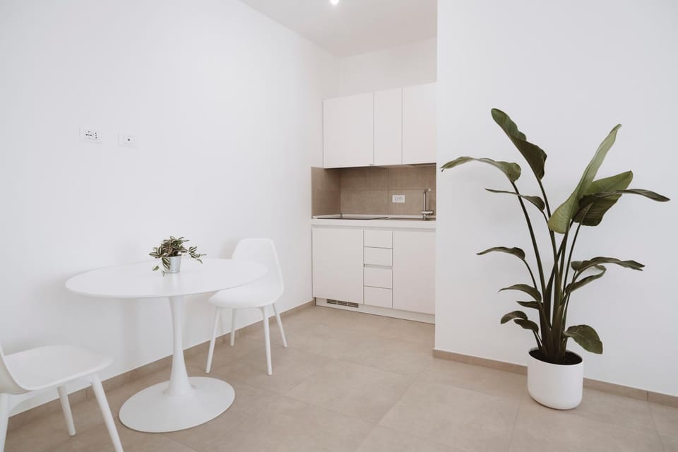 Kitchen or kitchenette, Dining area, stove