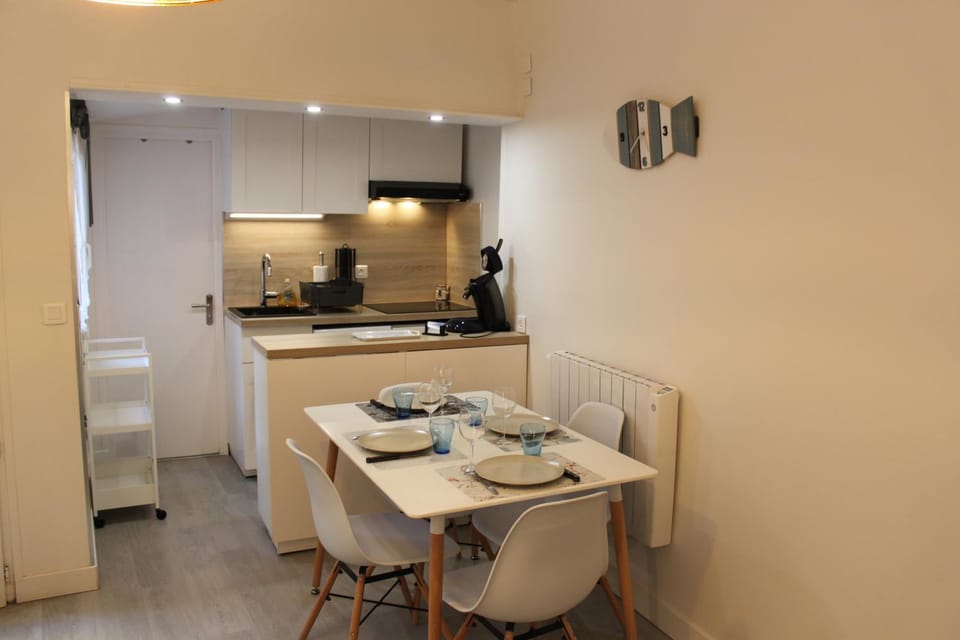 Coffee/tea facilities, Kitchen or kitchenette, Dining area, minibar, stove, toaster