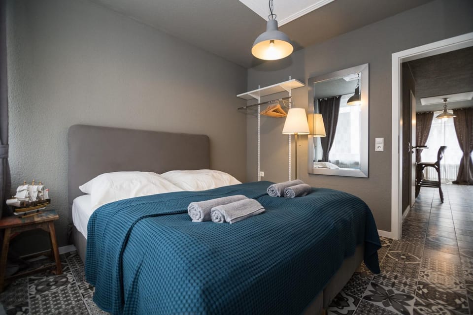 Bed, Bedroom, towels