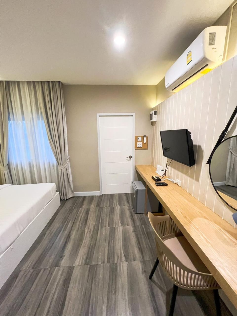 Bedroom, hair dresser, air conditioner