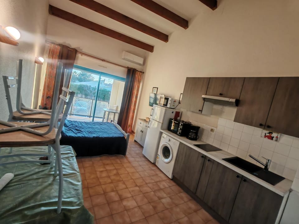 Bed, Kitchen or kitchenette, Photo of the whole room, Dining area, stove