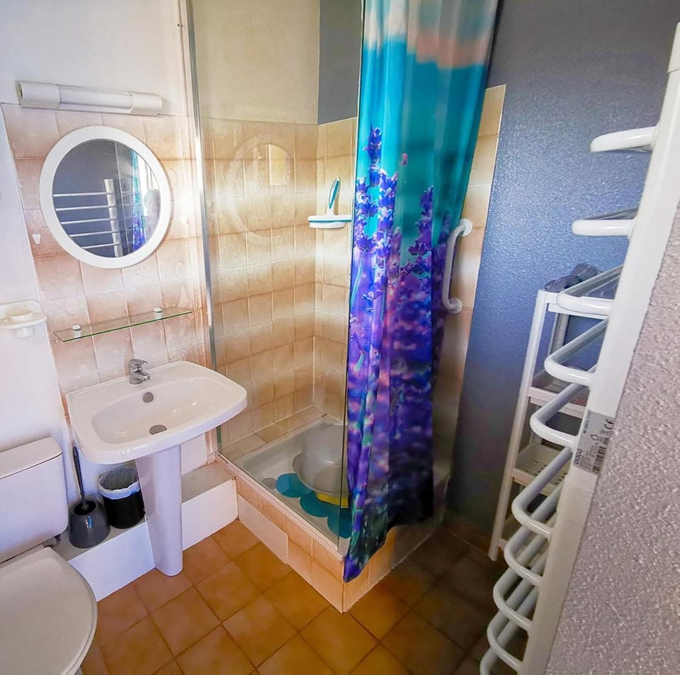 Shower, Toilet, towels