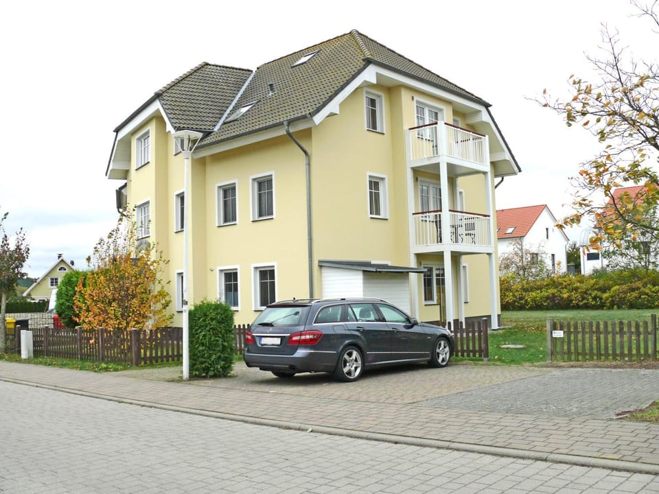 Facade/entrance, Day, Balcony/Terrace, Decorative detail, Autumn, On site, Area and facilities