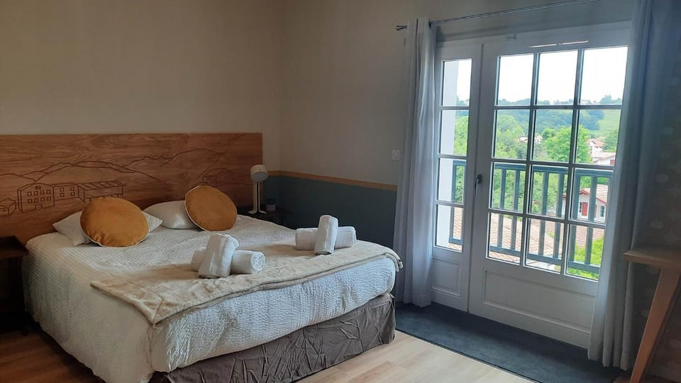 Bed, View (from property/room), Balcony/Terrace, Photo of the whole room, Mountain view