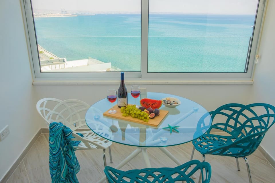 Food and drinks, Dining area, Sea view