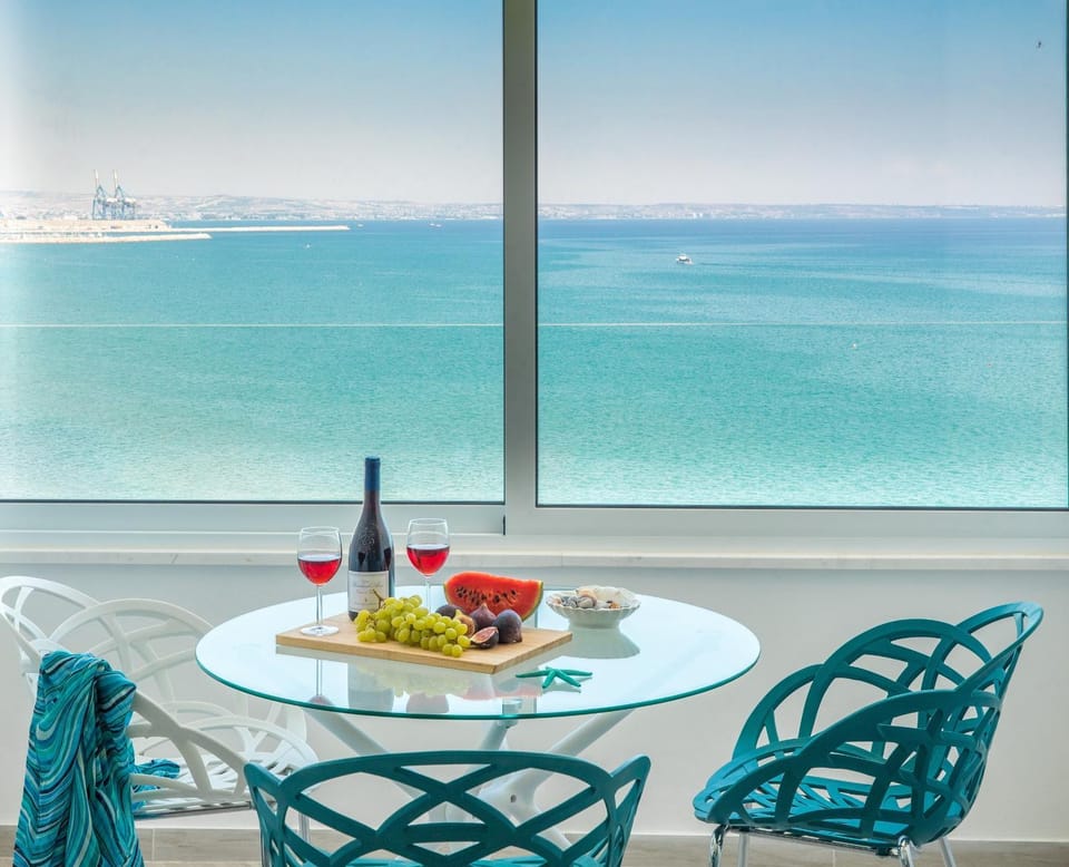 Seating area, Dining area, Sea view, Lunch