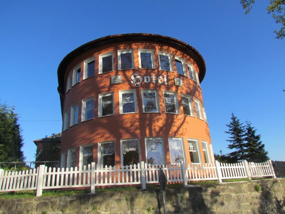 Nearby landmark, Day