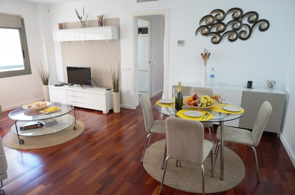 Living room, Seating area, Dining area, Alcoholic drinks