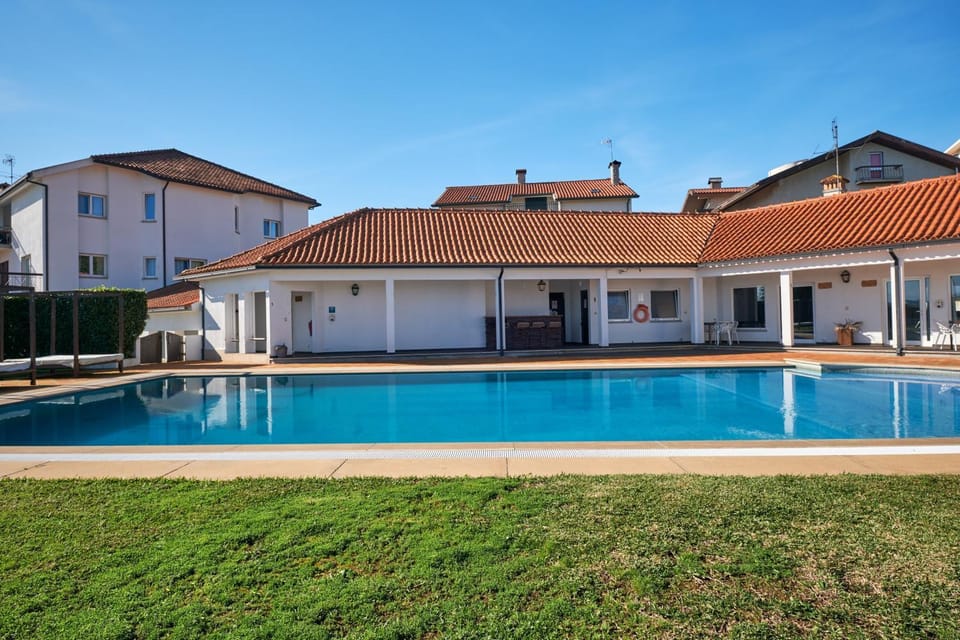Property building, Day, Pool view, Swimming pool, Swimming pool