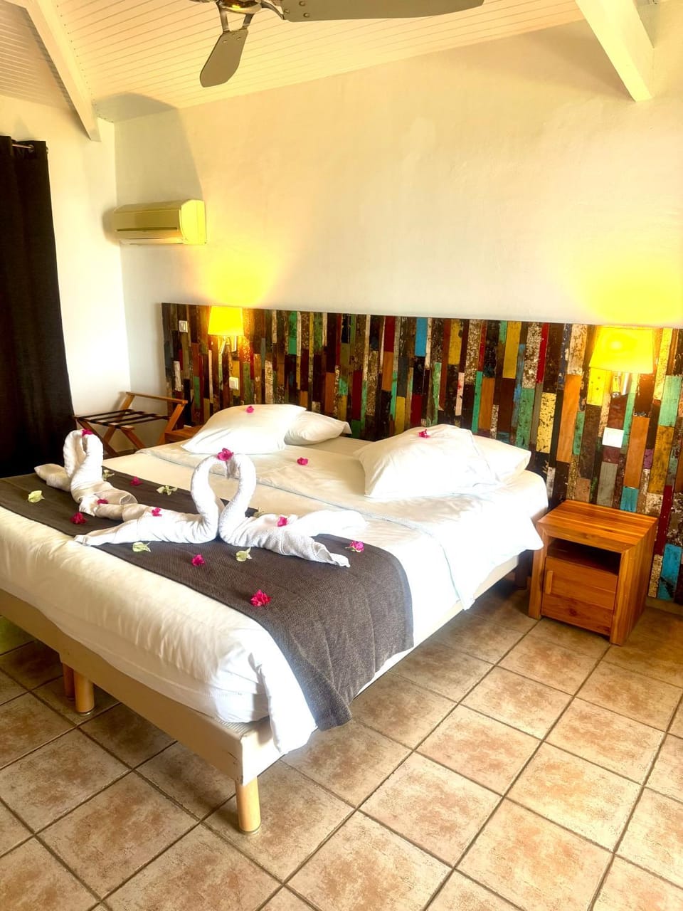 Bed, Decorative detail, air conditioner