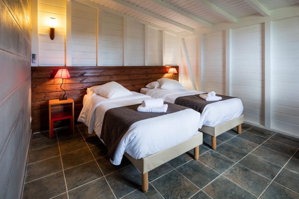 Bed, Photo of the whole room, Bedroom, children, Family, Family, towels