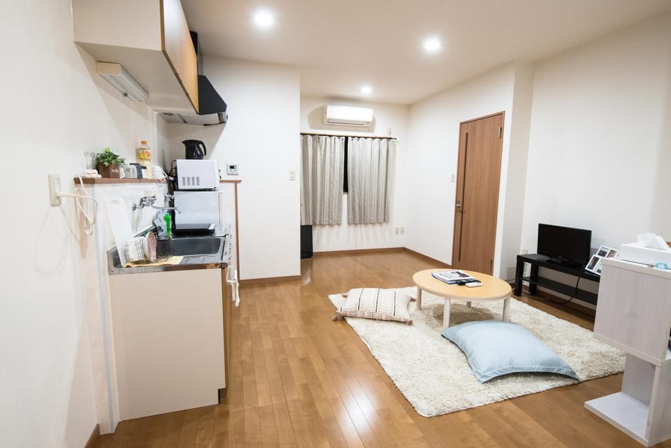 Communal lounge/ TV room, Summer, TV and multimedia, Kitchen or kitchenette, Living room, Photo of the whole room, Seating area, Dining area, Communal kitchen, Autumn