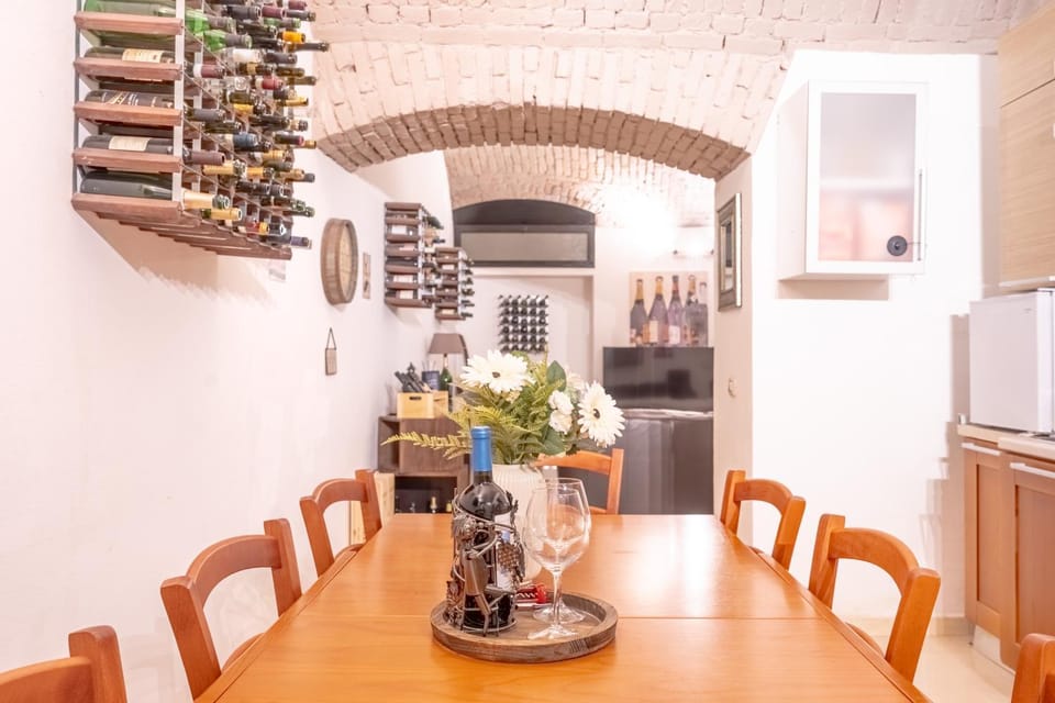 Food and drinks, Seating area, Dining area, Meals