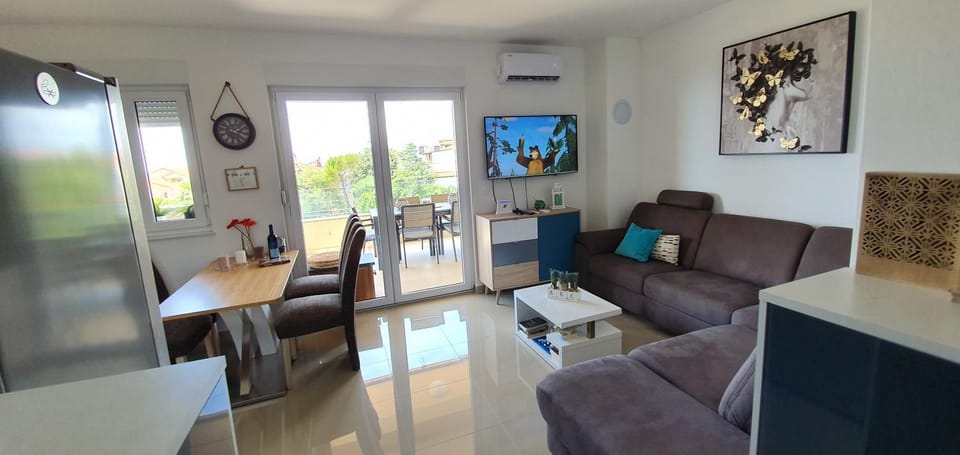 TV and multimedia, Kitchen or kitchenette, Living room, Seating area, Dining area