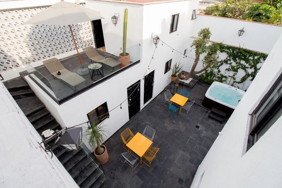 Restaurant/places to eat, Balcony/Terrace, Inner courtyard view