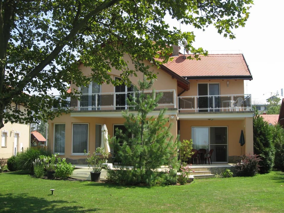Property building, Natural landscape, BBQ facilities, Garden, Balcony/Terrace, On site, Garden view, Lake view