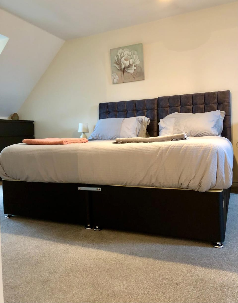 Entire 4 Bed Townhouse House in Exeter