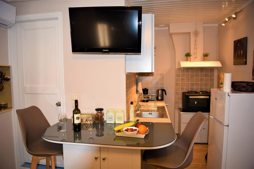 Coffee/tea facilities, Kitchen or kitchenette, stove