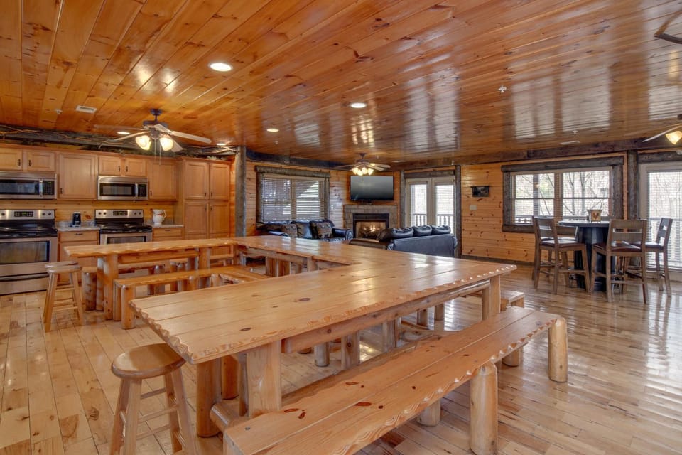 TV and multimedia, Kitchen or kitchenette, Living room, Seating area, Dining area, Garden view, fireplace, furniture, oven, stove