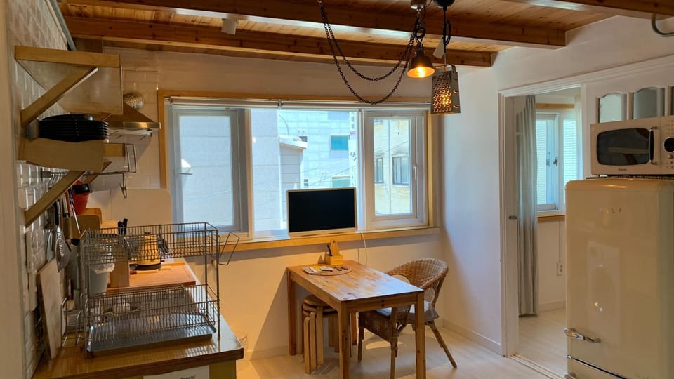 TV and multimedia, Kitchen or kitchenette, Living room, Dining area, stove