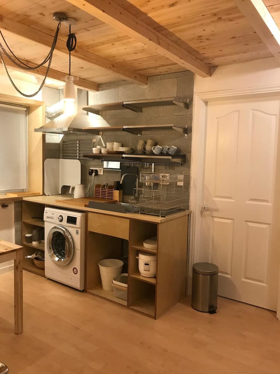 Coffee/tea facilities, Kitchen or kitchenette, Dining area, stove, washing machine