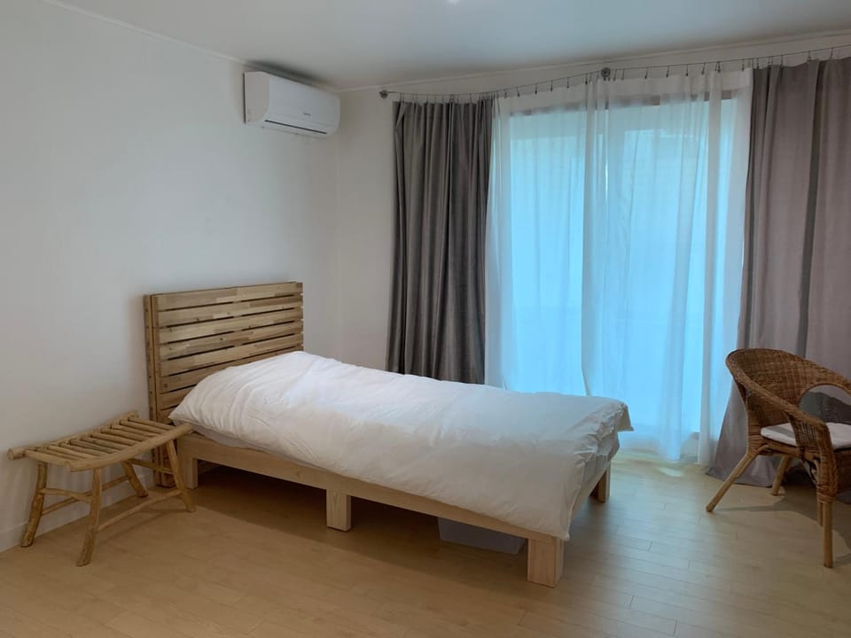 Bed, Bedroom, air conditioner