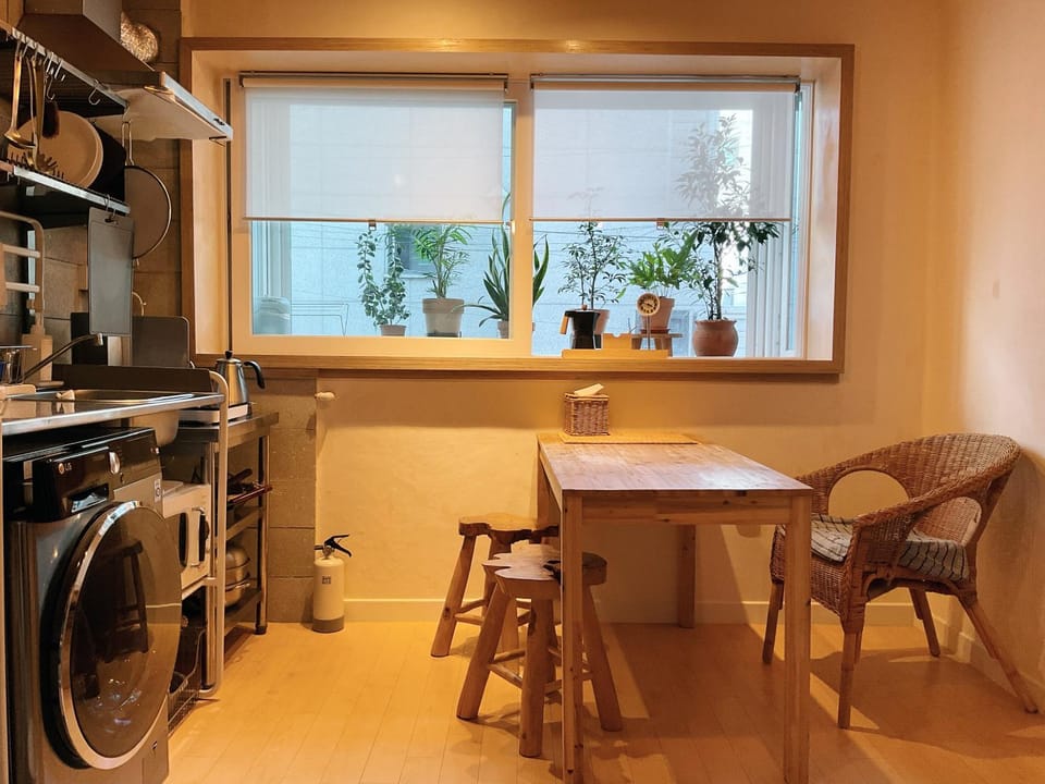 Kitchen or kitchenette, Dining area, minibar, stove