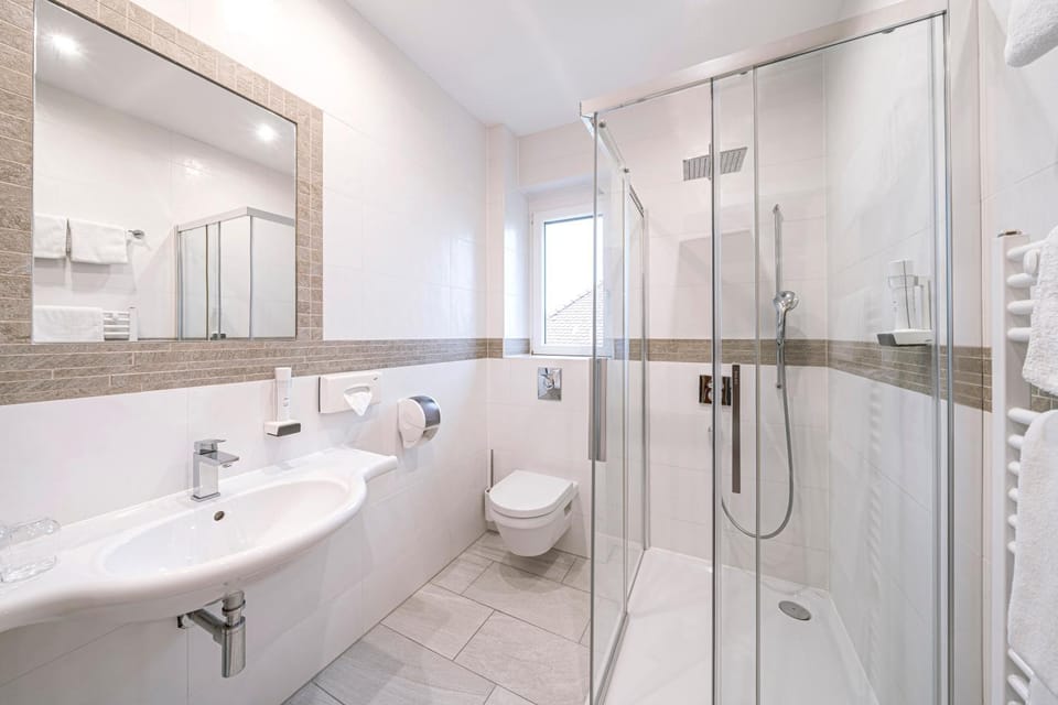 Shower, Toilet, Bathroom, towels