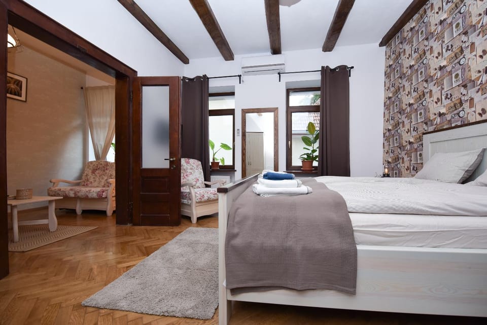 Photo of the whole room, Decorative detail, On site