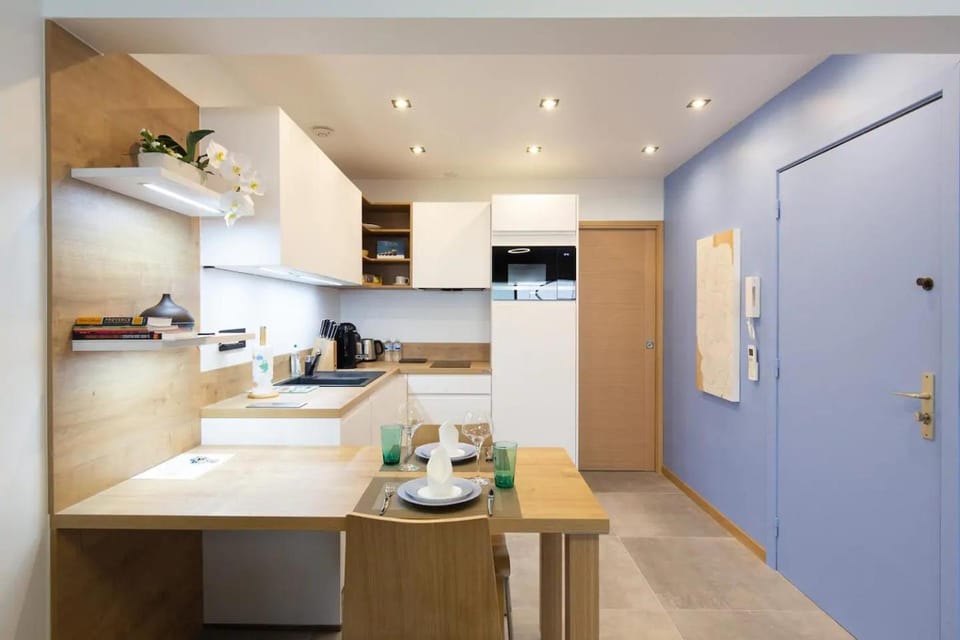 Kitchen or kitchenette, Dining area