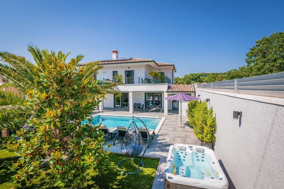 Property building, Swimming pool, Swimming pool