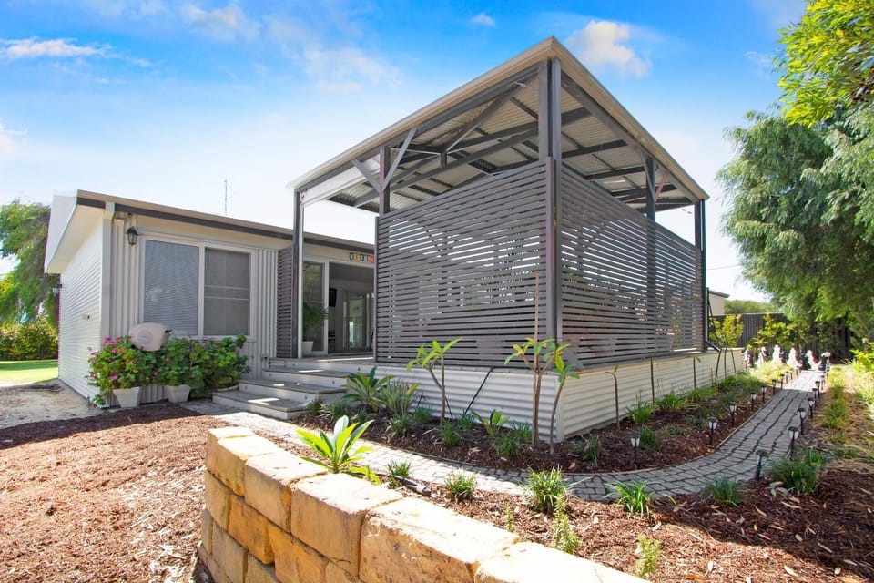 Property building, Patio, Facade/entrance, Area and facilities