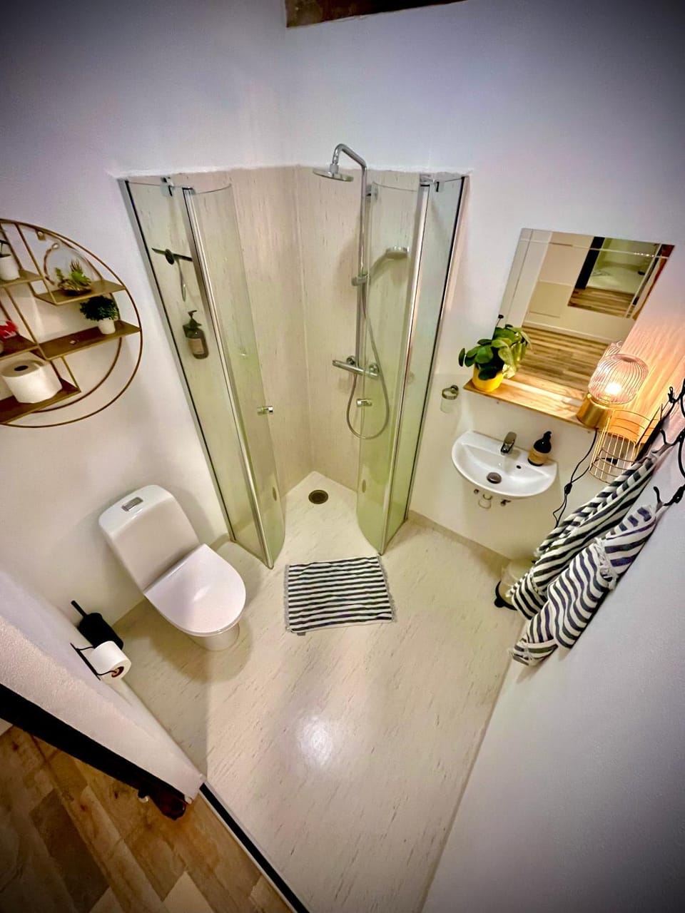 Shower, Toilet, Bathroom, towels