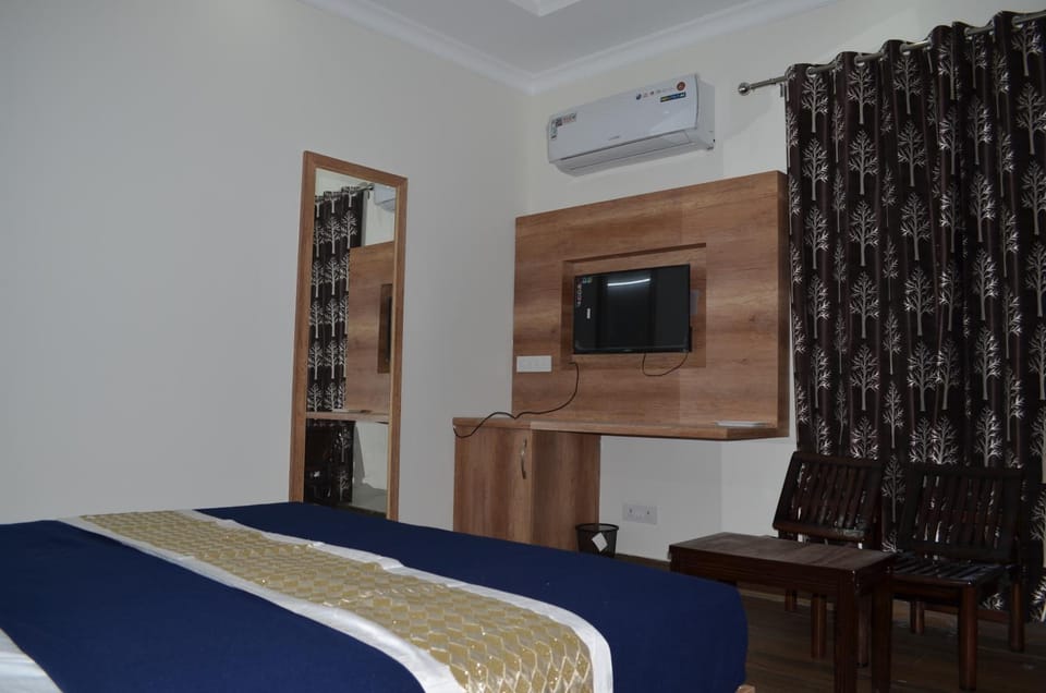 Communal lounge/ TV room, Bed, TV and multimedia, Photo of the whole room, Evening entertainment, Bedroom, air conditioner