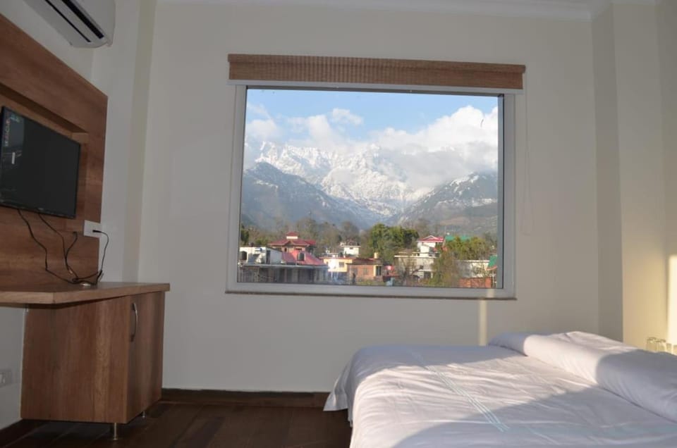 Bed, Natural landscape, TV and multimedia, Photo of the whole room, Bedroom, Mountain view
