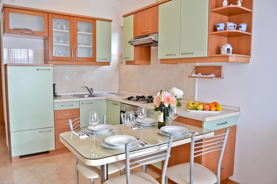 Kitchen or kitchenette, Dining area
