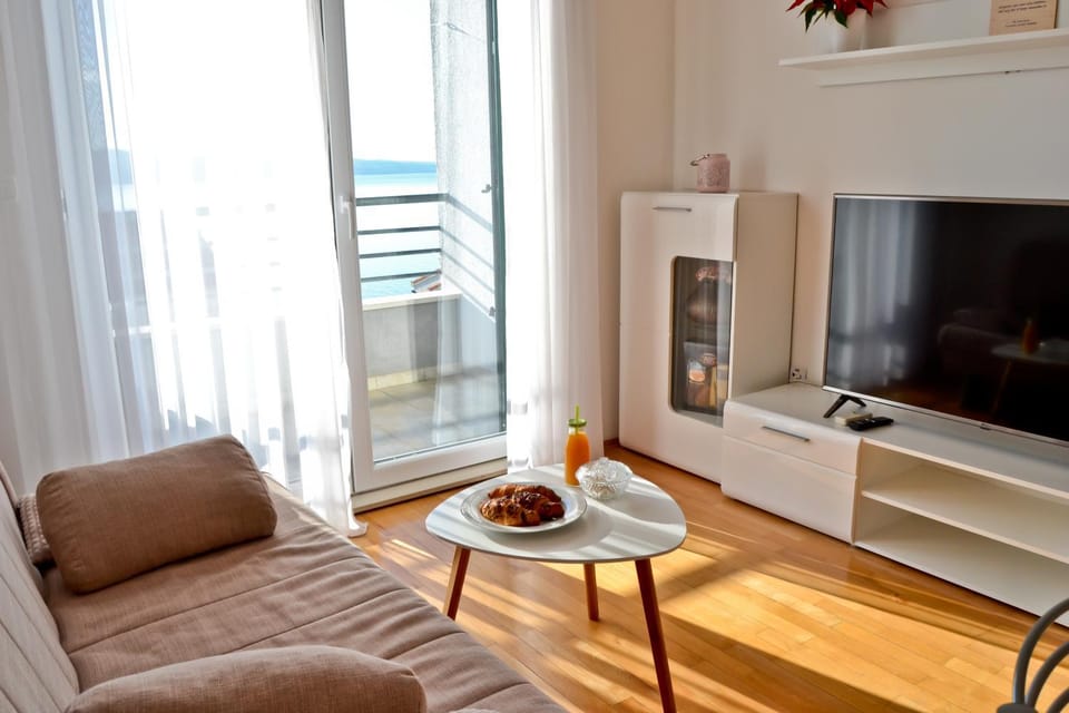 TV and multimedia, Living room, Seating area, Sea view
