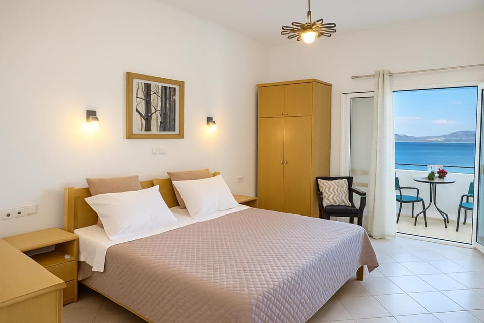 Bed, Balcony/Terrace, Photo of the whole room, Sea view, wardrobe