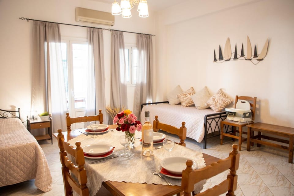 Bed, Dining area, air conditioner