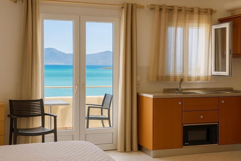 Bed, Photo of the whole room, Sea view, oven