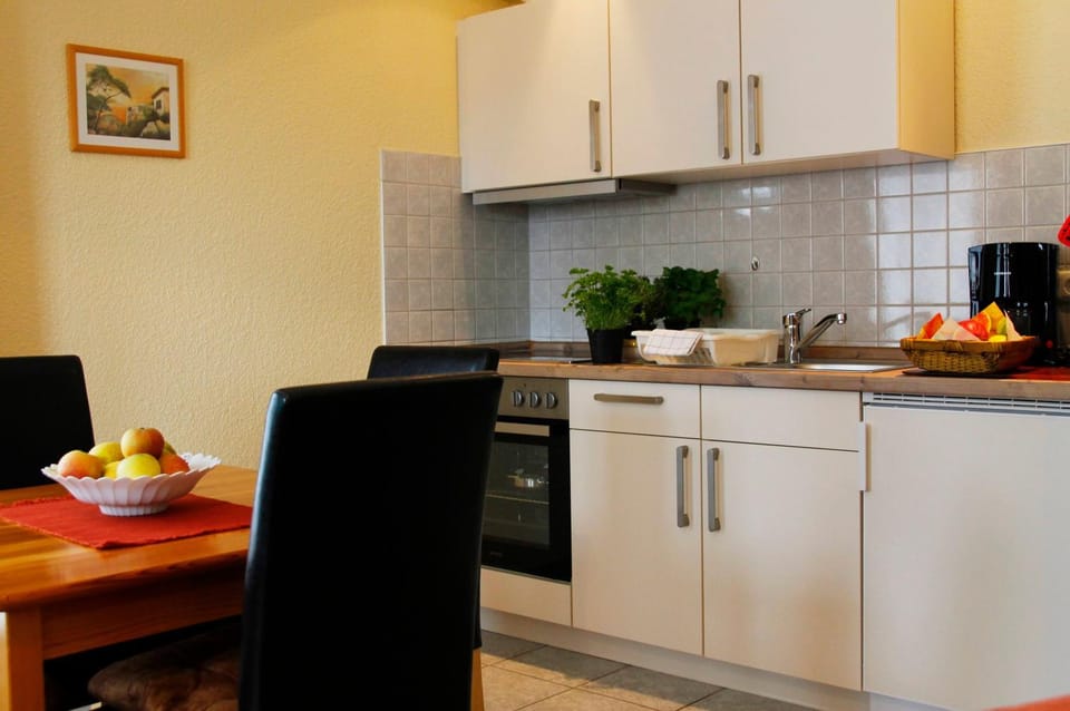 Kitchen or kitchenette, Food and drinks, Dining area, Food, stove, toaster