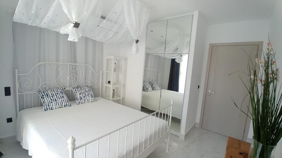 Bed, Photo of the whole room, Decorative detail, Bedroom, On site, Pool view, Family