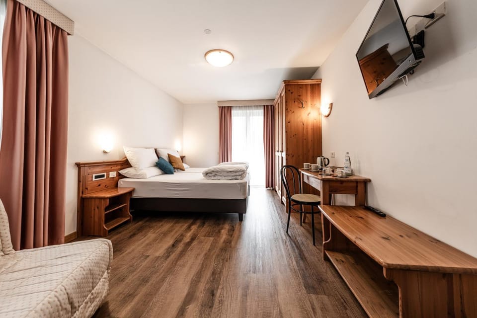 Bed, TV and multimedia, Photo of the whole room, Bedroom