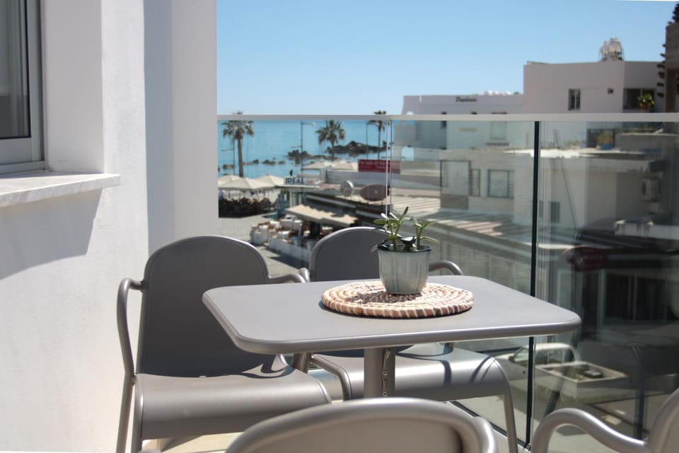 Restaurant/places to eat, Food close-up, Neighbourhood, Natural landscape, Bird's eye view, Balcony/Terrace, Sea view, Street view, Supermarket/grocery shop, Shopping Area, Sunrise