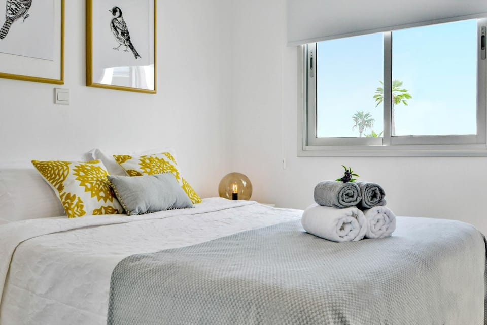 Bed, Photo of the whole room, Decorative detail, Bedroom, Sea view, Street view, Family