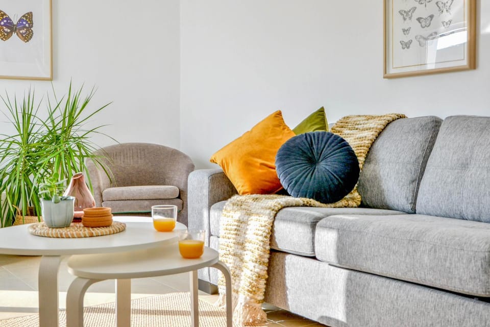 TV and multimedia, Coffee/tea facilities, Balcony/Terrace, Living room, Decorative detail, Seating area, Sea view