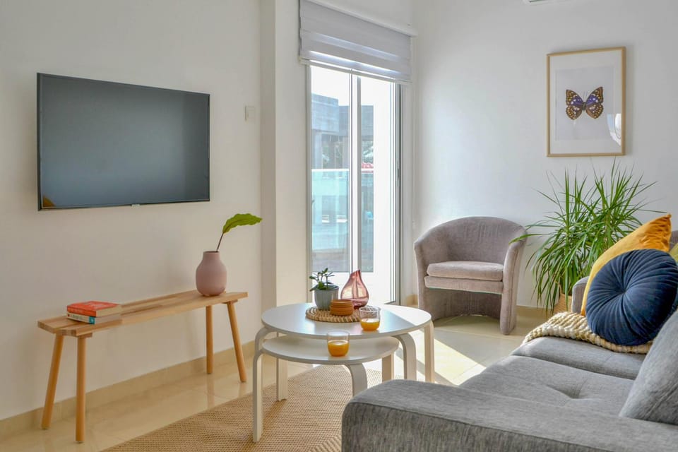 Communal lounge/ TV room, TV and multimedia, Coffee/tea facilities, Balcony/Terrace, Living room, Decorative detail, Seating area, Dining area, Sea view